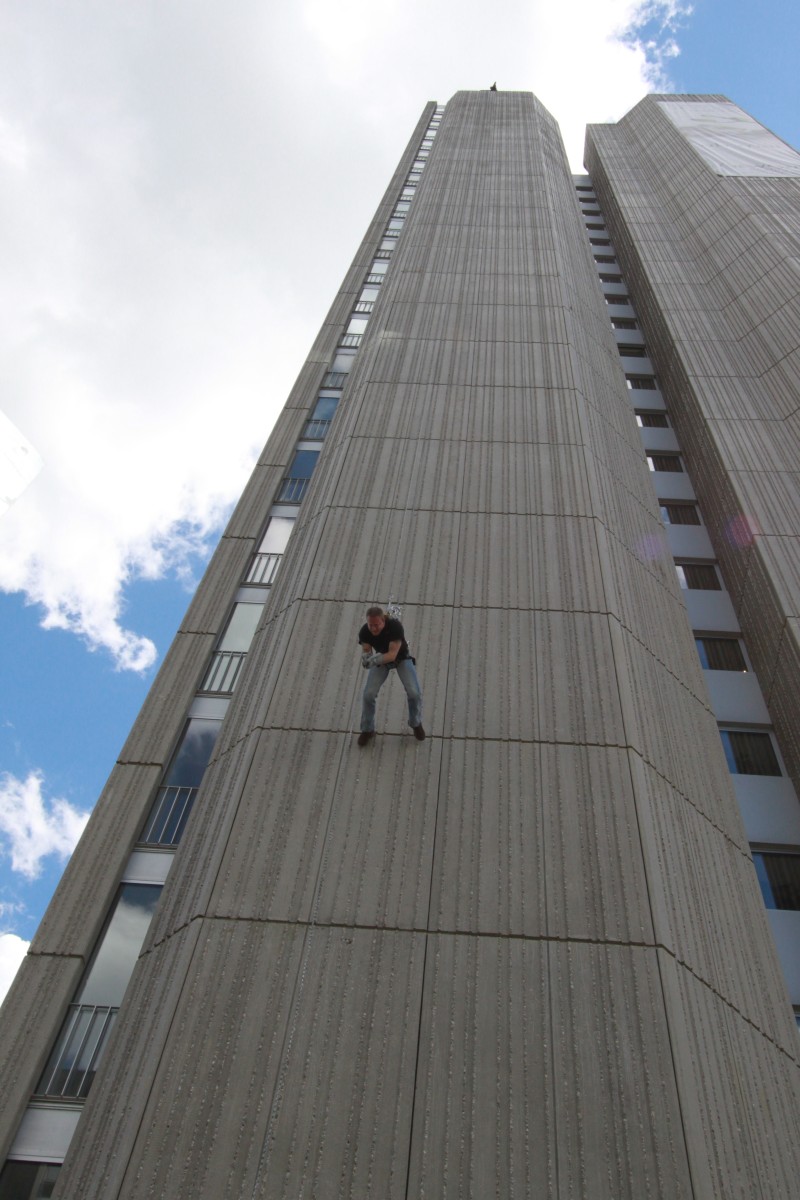 Grülli maschiert die Wand vom Westin Grand Hotel runter